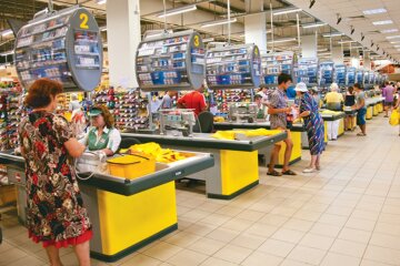 Украинцы стали жертвами магазинных мошенников: обманули прямо на кассе