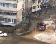 В Киеве среди многоэтажек пробился "целебный источник", видео: двор затопило водой