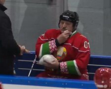 Лукашенко "поправили" подбородок хоккейной клюшкой,  красноречивые кадры: "Превентивный удар в челюсть"
