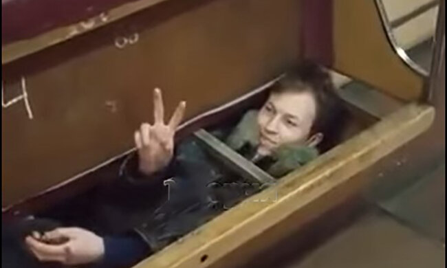 У Дніпрі хлопець вирішив сховатись у вагоні метро і застряг: відео курйозного випадку