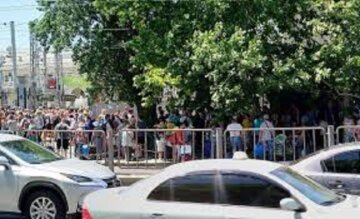 Термінова евакуація в Одесі, з'їхалися вибухотехніки: кадри НП