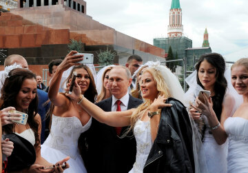 Russian President Vladimir Putin poses for a photo during the celebrations for the City Day at Red Square in Moscow, Russia September 10, 2016. Sputnik/Kremlin/Mikhail Klimentyev/via REUTERS    ATTENTION EDITORS - THIS IMAGE WAS PROVIDED BY A THIRD PARTY. EDITORIAL USE ONLY     TPX IMAGES OF THE DAY
