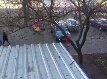 В Харькове авто перегородило путь скорой на срочный выезд: медик не растерялся, видео