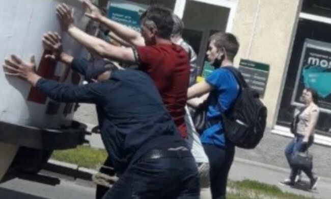 Транспортная классика: харьковчане по пути на работу толкали трамвай, фото