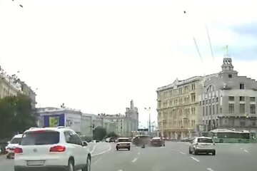 На площади Конституции в Харькове произошло тройное ДТП: момент попал на видео