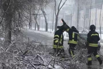 Тисячі українців залишилися без світла, екстрена заява рятувальників і кадри колапсу: "Буде новий удар..."