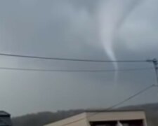 Стихія обрушилася на українську землю: торнадо зривав дахи з будинків і відносив на 30 м, відео