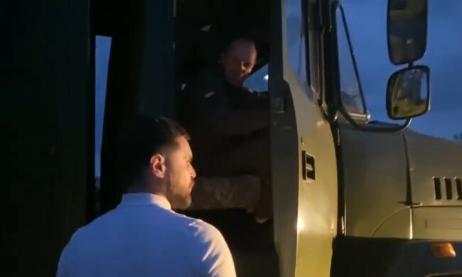 Військову техніку і Нацгвардію ввели в Черкаси, бунт буде пригнічений: кадри подій