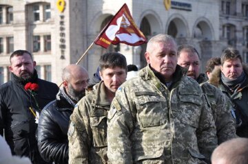 Легендарного бойца АТО хоронили на коленях в Киеве, никто не сдерживает слез: кадры прощания