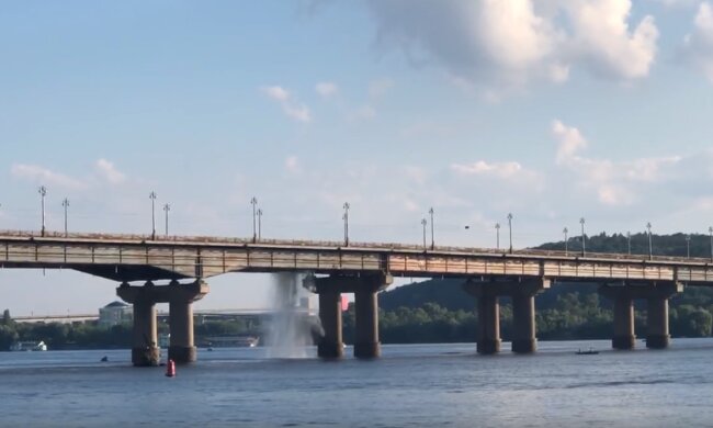 Міст у Києві знову "втомився" після ремонту, відео НП: "Кияни заплатять"
