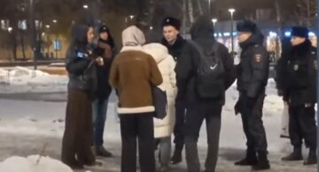 "Спасает свою душу": москвичка встала на колени перед памятником Лесе Украинке