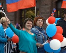 "Путин в роли государя": жителей ОРДЛО готовят к новому статусу
