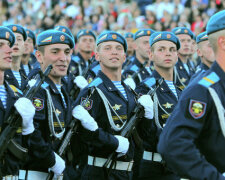 У мережі висміяли занадто “святкову” форму російських військових (фото)
