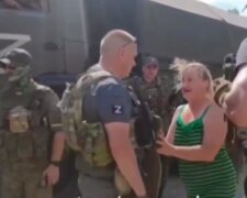 С голыми руками набросилась на оккупантов: появилось видео, как жители Херсонщины не рады россиянам