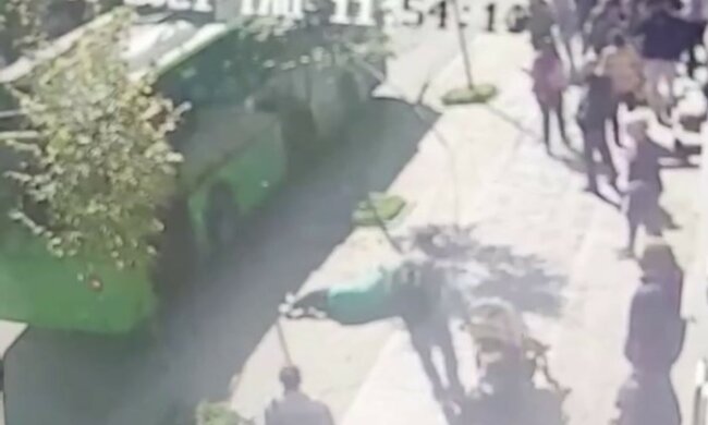 Провід тролейбуса впав на жінку в Харкові: момент НП потрапив на відео