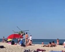 На одесском пляже над отдыхающими пролетела военная техника: видео