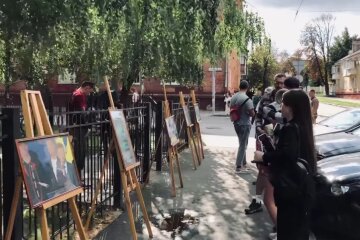 Активісти підтримали патріотів виставкою під стінами суду