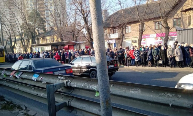 «Куда они все прут?»: киевляне плюют на запреты, кадры массового безумия