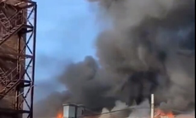 Нова сильна пожежа спалахнула в росії: вулиці затягнуло чорним димом, фото