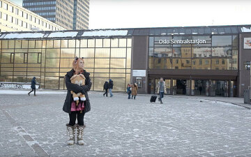 Жительница Норвегии считает себя кошкой, запертой не в том теле (фото, видео)