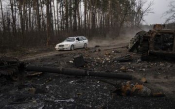 На Київщині окупанти розстріляли авто з матір'ю і дитиною: встигли проїхати всього 700 метрів від будинку