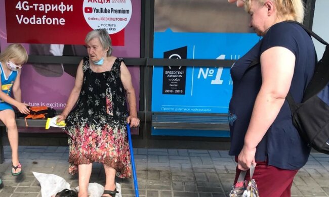 Киевский маршрутчик чуть не оставил бабушку без руки, видео: "Тянул по асфальту"