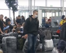 люди украинцы туристы заробитчане аэропорт