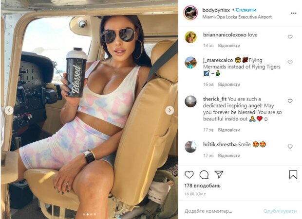 Пышногрудая Николь Амато сверкнула упругими формами на борту самолета: "Вдохновляющий ангел"