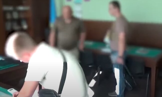 Воєнкому загрожує до 10 років в’язниці, ща накоїв: поліція під час обшуку знайшла багато цікавого