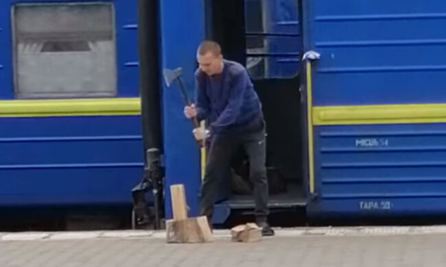 "Ось воно 21 століття в Україні": провідник "Укрзалізниці" змушений рубати дрова для обігріву вагона, відео