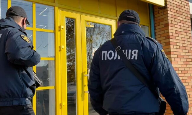 Неадекват з ножем атакував перехожих у Дніпрі, фото: поранених відвезли в лікарню