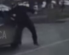 В Одеській області поліцейський розбив скло в авто