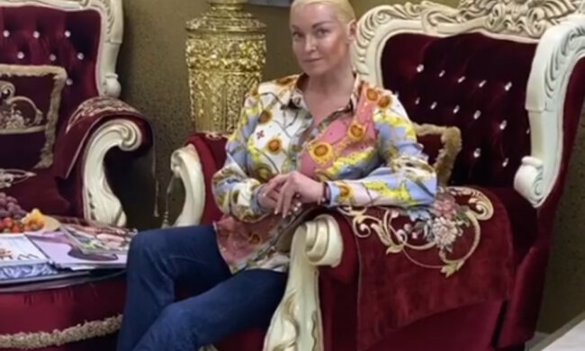 Вульгарная Волочкова в мини-бикини показала свой самый бесстыжий шпагат: "На крыльях любви..."