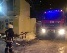 В Одессе пламя разбушевалось в кафе, спасателей подняли по тревоге: кадры ЧП
