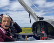 90-летняя украинка села за штурвал самолета, видео высшего пилотажа