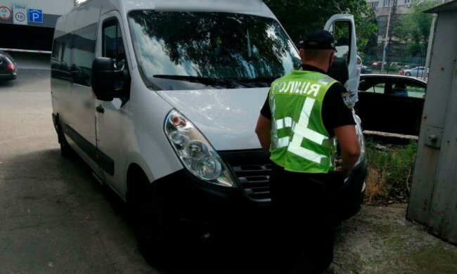 В Киеве маршрутчик "принял на грудь" и уселся за руль, фото беспредела
