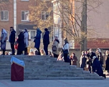 "Зате в парки не можна": у Житомирі люди масово кинулися до церкви, незважаючи на заборону, кадри