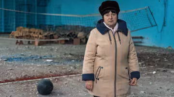 "Стреляйте! Я вас не боюсь": жительница освобожденного села сохранила украинский флаг, несмотря на угрозу расстрела