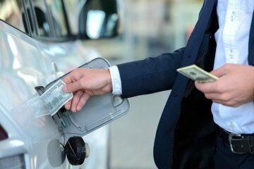 Українців чекає підвищення цін на бензин: НБУ дав несподіваний прогноз