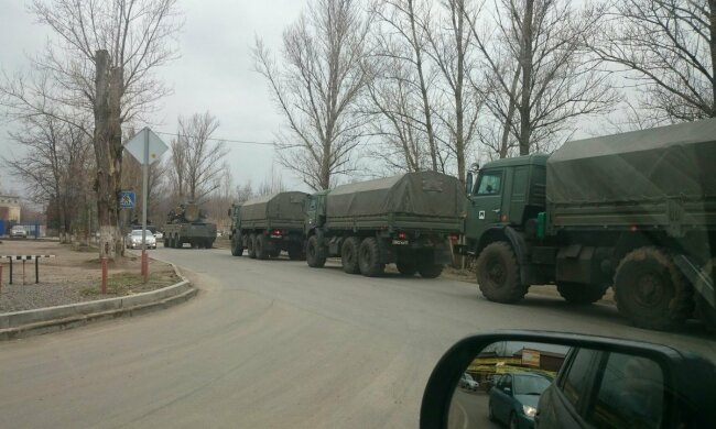 Росія перекинула до кордону з Україною величезну колону військової техніки, відео: "кінця-краю не видно"