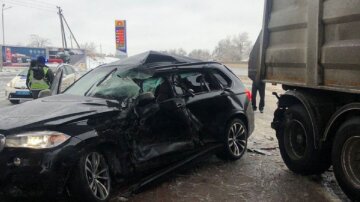 На АЗС водитель на BMW врезался в грузовик: что известно об аварии на трассе Киев-Одесса, кадры