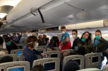 "Ще й штраф заплатять": подружню пару зняли з рейсу Київ-Анталія за відмову надіти маску, деталі