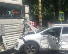 Грузовик раздавил легковушку, в авто находились дети: кадры ДТП под Киевом
