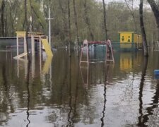 Под воду идут пляжи, площадки и парковочные места: стихийное бедствие после Киева обрушилось на другую область