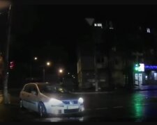 У Києві нахабному водієві прилетіло за порушення правил на дорозі, відео: "Стовпи знають свою справу"