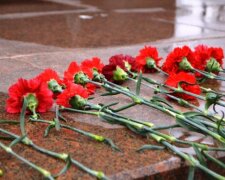 цветы у памятнмка
