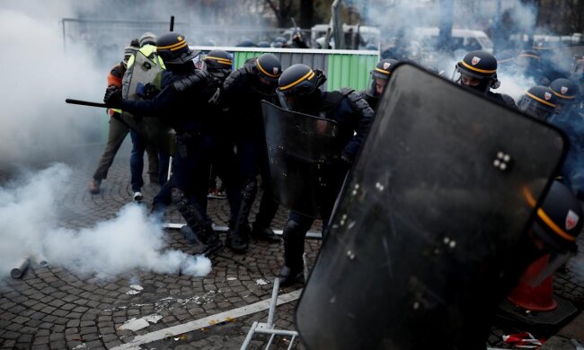Столицю охопили протести: поліцію атакують камінням, десятки затриманих, все в диму