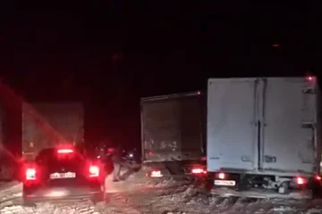 Негода вийшла з-під контролю на Одещині: вантажівки потрапляють у снігову пастку, кадри