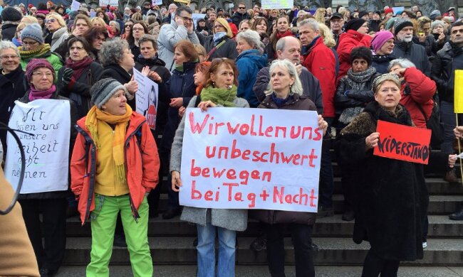 В Кельне тысячи людей протестуют против нападений на женщин (фото)