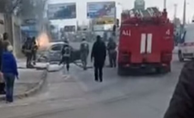 В Одессе такси с пассажиркой влетело в забор и загорелось, видео: всё закончилось трагически